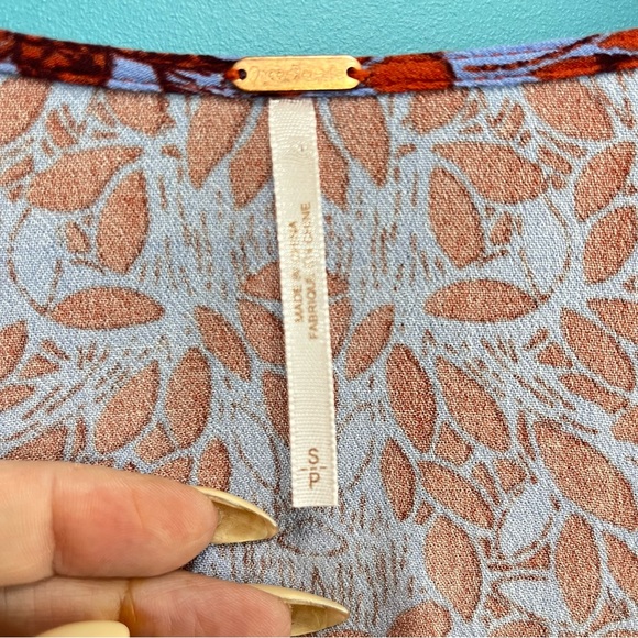 EUC! FREE PEOPLE Birds Of A Feather Floral Blouse Size SP - Picture 6 of 9